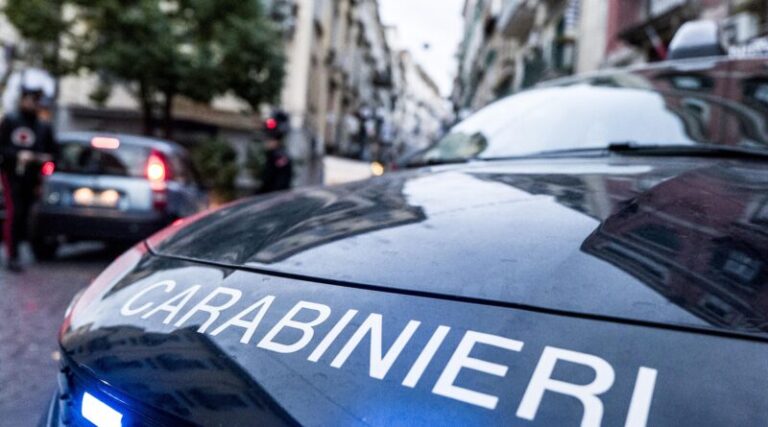 Napoli, furto con strappo ma intervengono i cittadini. Arrestato 25enne