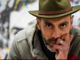 “Mani in alto”: la mostra di Nello Petrucci ispirata al potere espressivo delle mani