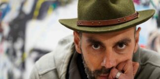 “Mani in alto”: la mostra di Nello Petrucci ispirata al potere espressivo delle mani
