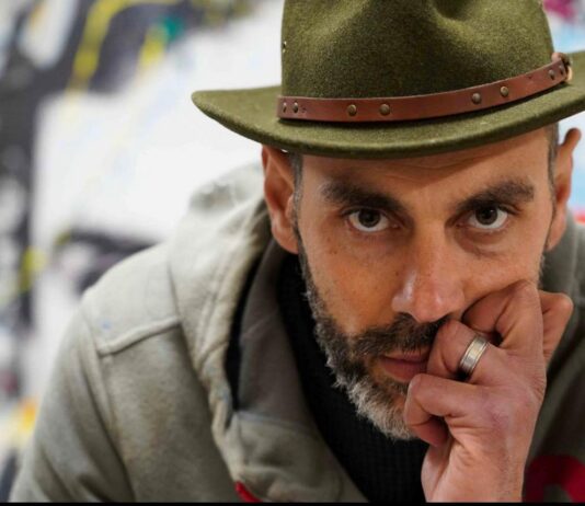 “Mani in alto”: la mostra di Nello Petrucci ispirata al potere espressivo delle mani