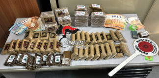 Pozzuoli: otto chili di droga in casa, padre e figlio in manette