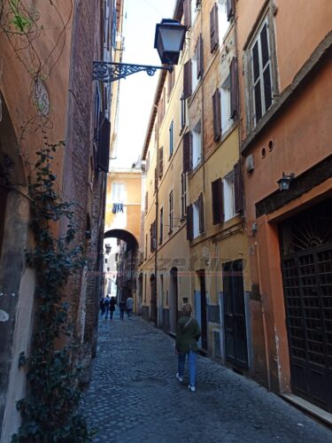 Gambe in spalla, e via andare per le strade di Roma - sanpietrini