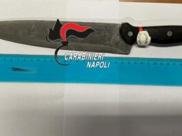 Bacoli, notte di terrore: attende la moglie sotto casa armato di coltelli, la donna scappa dai Carabinieri. Arrestato 38enne per maltrattamenti in famiglia