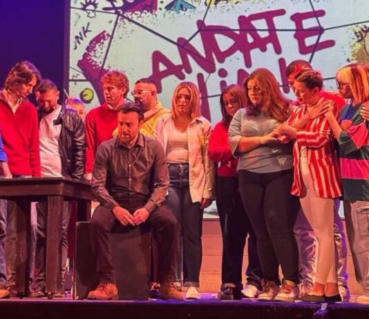 Santa Maria La Carità, le scuole medie a teatro con l’associazione Utopia: al Cilea di Napoli per llo spettacolo “Noi restiamo qui”
