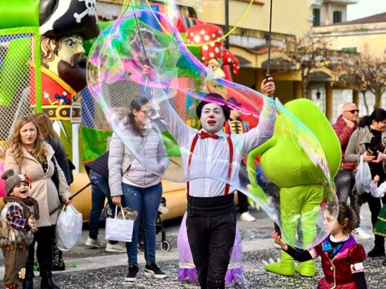 Sant’Antonio Abate incanta con il suo Carnevale: tornano domenica i festeggiamenti con intrattenimento per bambini, sfilata di sette carri allegorici e gruppi di ballo