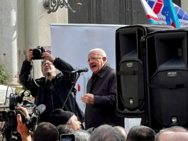 Manifestazione dei sindaci della Campania a Roma, è scontro totale tra Vincenzo De Luca e Giorgia Meloni: "Serve lotta sociale"
