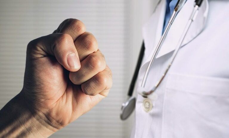 Marigliano: no al cambio del medico, calci e pugni al dirigente ASL.  Denunciato 67enne