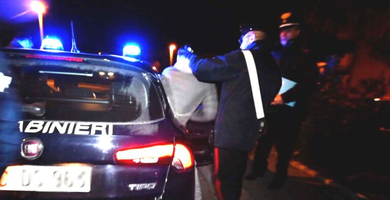 Boscoreale: rapinano benzinaio, hanno 16 e 18 anni. Arrestati mentre spartiscono il bottino Boscoreale: rapinano benzinaio, hanno 16 e 18 anni. Arrestati mentre spartiscono il bottino