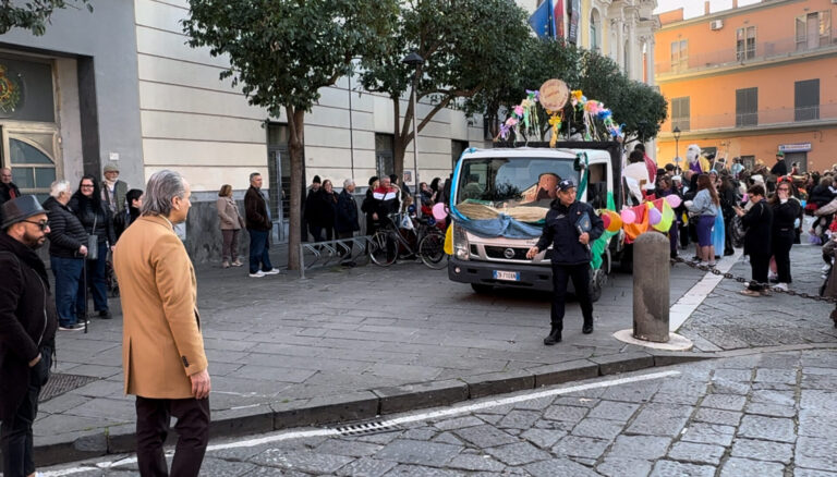 Pomigliano d’Arco: il carnevale “…se chiammava Vecienzo” entusiasma la città