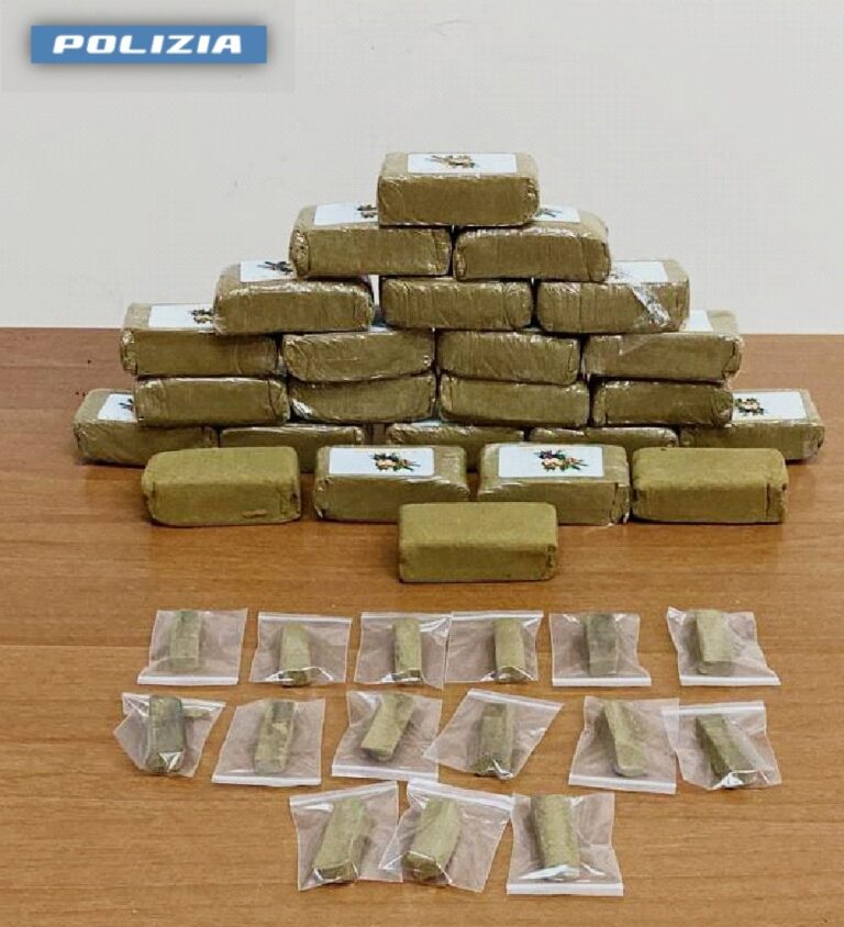 Casavatore: confeziona droga in un box. Arrestato un 29enne napoletano Casavatore: confeziona droga in un box. Arrestato un 29enne napoletano