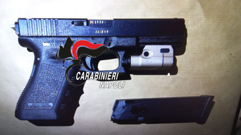 Caivano, pistola e puntatori laser seppelliti in giardino: arrestato