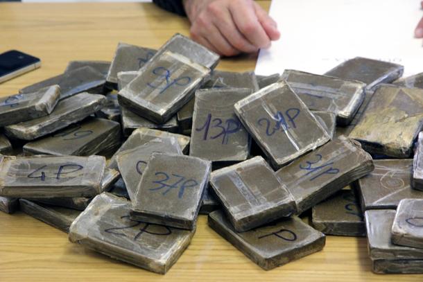 Torre del Greco: sequestrati 4 chili di hashish, padre e figlio in manette