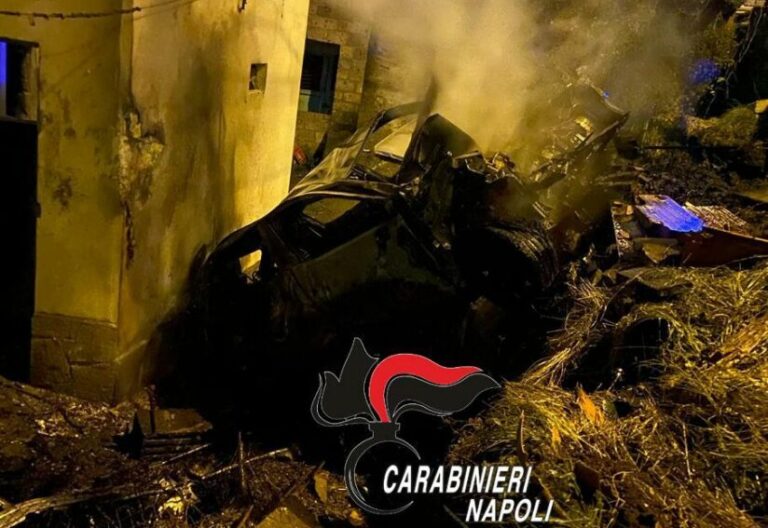 Sant’Agnello: precipita con l’auto su una casa, 22enne vivo per miracolo