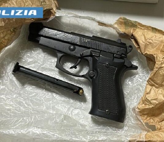 San Giovanni a Teduccio: sorpresi a bordo di un’auto di lusso con una pistola. Arrestati in due