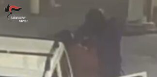Napoli, due rapine a mano armata ai distributori: arrestato Napoli, due rapine a mano armata ai distributori di benzina: arrestato 37enne. Le immagini choc: mani al collo ad un dipendente