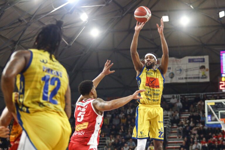 Givova Scafati, vittoria al cardiopalma contro Pesaro