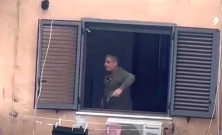 San Giovanni a Teduccio: uccide la moglie e si barrica in casa. Spari su passanti e Polizia