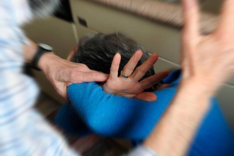 Acerra, maltratta i familiari. Arrestato 42enne