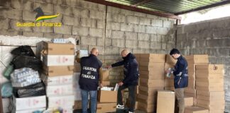 Marano di Napoli, sequestrate oltre due tonnellate di sigarette di contrabbando e contraffatte: avrebbero fruttato ai criminali oltre 300mila euro