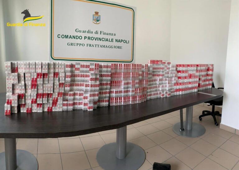 Napoli, in un box 13mila pacchetti di sigarette di contrabbando Napoli, in un box 13mila pacchetti di sigarette di contrabbando