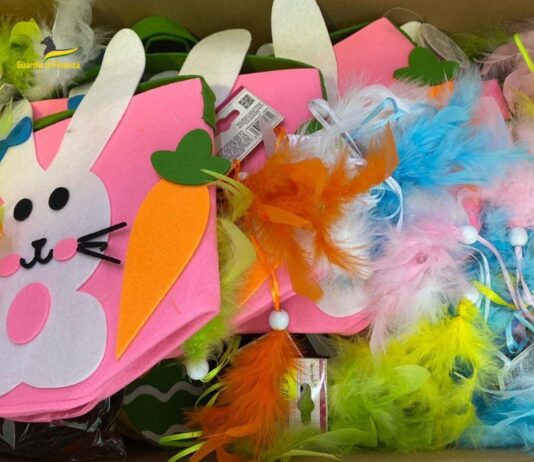 Nocera Inferiore, prodotti "pasquali" pericolosi: sequestrati 55mila oggetti. Il blitz delle Fiamme Gialle anche a Eboli