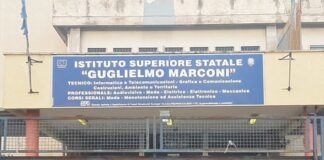 Giugliano in Campania, tragedia a scuola: muore a 15 anni in classe Giugliano in Campania, tragedia a scuola: muore a 15 anni in classe. Inutili i tentativi di rianimazione, indagini in corso dei Carabinieri