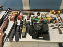 Marano di Napoli, un arsenale da guerra in casa: arrestato 33enne. Nella sua abitazione pistole, pugnali ed un mitragliatore