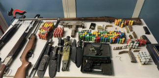 Marano di Napoli, un arsenale da guerra in casa: arrestato 33enne. Nella sua abitazione pistole, pugnali ed un mitragliatore