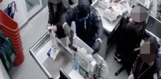 Afragola, pistola contro cassiera: finanziere sventa rapina. Era libero dal servizio, è riuscito a disarmare il malvivente
