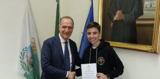 Torre del Greco: attestato di benemerenza a studente vincitore giochi matematici