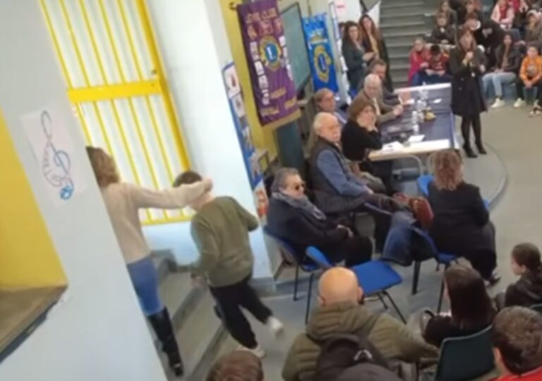 Afragola: “Cacciato come un cane”. Bimbo autistico allontanato da evento a scuola -VIDEO –
