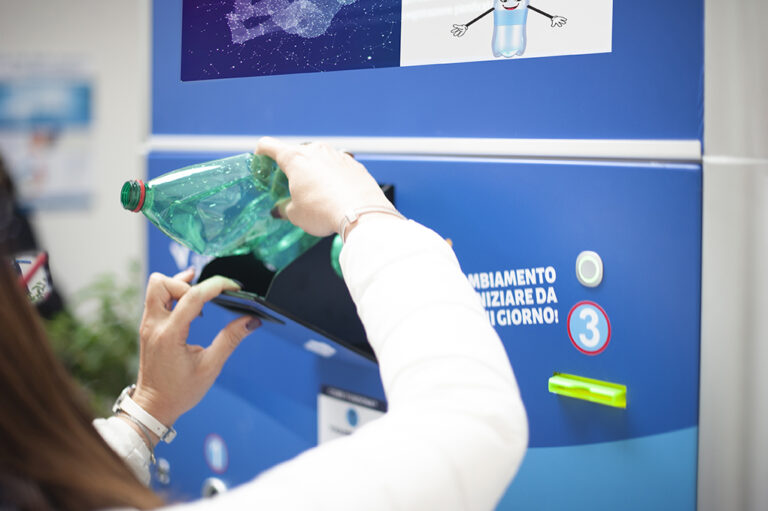 Vico Equense, un ecocompattatore “Mangiaplastica” per incrementare la raccolta della plastica e preservare l’ambiente