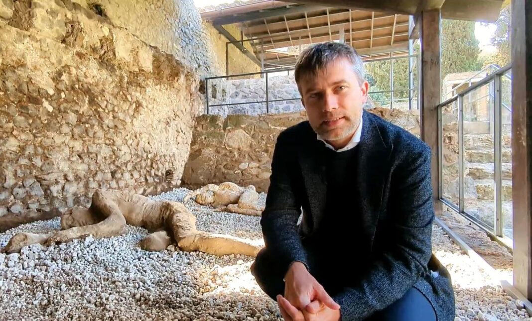 Pompei: i calchi delle vittime del Vesuvio esposti presso la necropoli di Porta Nocera