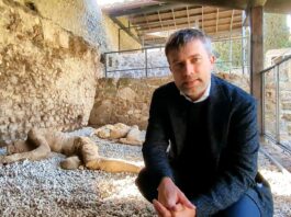 Pompei: i calchi delle vittime del Vesuvio esposti presso la necropoli di Porta Nocera