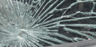Giugliano, rubano un borsone da un’auto: fermati due di etnia rom Giugliano in Campania, rubano un borsone da un'auto rompendo un finestrino: inseguiti ed arrestati, in manette due giovani di etnia rom