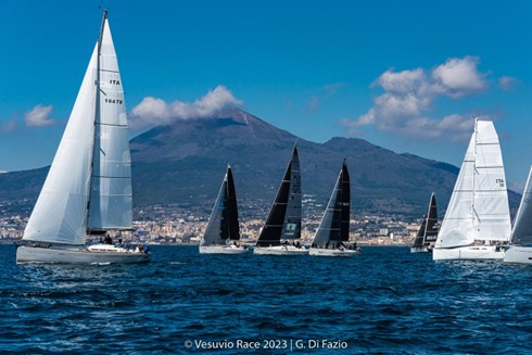 Vesuvio Race, il 6 Aprile via la regata del Vulcano. Tre percorsi e lo spettacolo del Golfo con le isole protagoniste