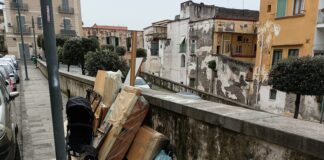 Torre del Greco: 20 multe per depositi irregolari vicino eco-isola parcheggio Palatucci