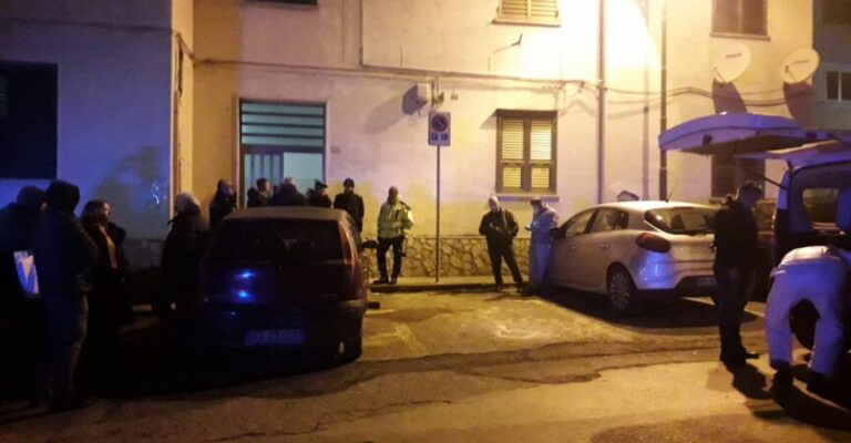 Choc ad Eboli: 47enne uccide il padre di 76 anni durante lite Choc ad Eboli: 47enne uccide il padre di 76 anni durante lite
