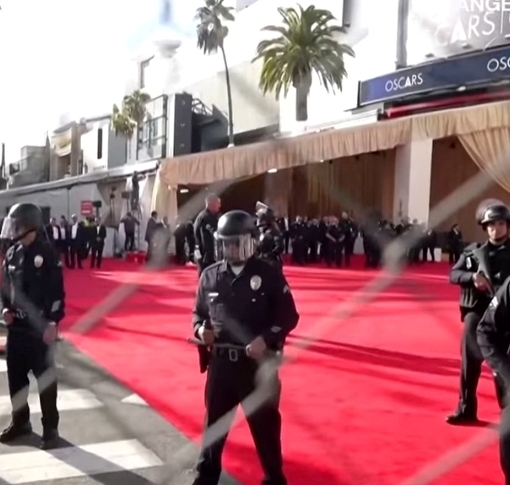 Polizia fuori al teatro, notte degli Oscar, Academy Awards, Dolby Theatre, Gaza, Israele, Palestina, conflitto, manifestazione Hollywood, California