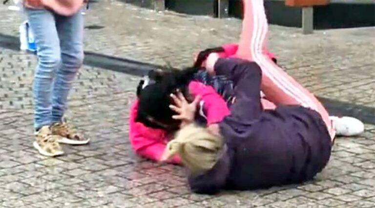Scampia, dal gruppo WhatsApp alla rissa tra mamme: 7 denunciate Scampia, dal gruppo WhatsApp alla rissa tra mamme: 7 denunciate