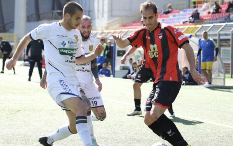Sorrento – Juve Stabia: finisce 1 a 2, le Vespe a +9 dal Benevento Sorrento – Juve Stabia: finisce 1 a 2, le Vespe a +9 dal Benevento