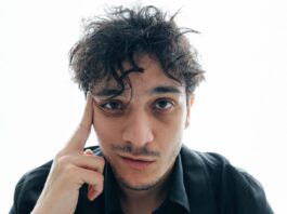 Tananai, pubblicato il nuovo singolo "Veleno": è il racconto di un amore che richiede risposte, in un viaggio fatto di rischi