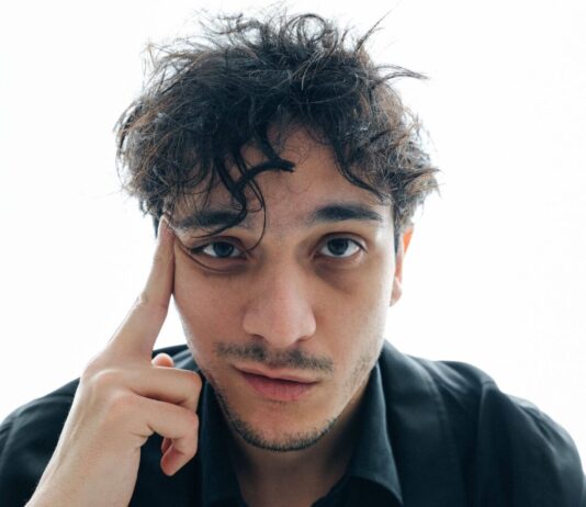 Tananai, pubblicato il nuovo singolo "Veleno": è il racconto di un amore che richiede risposte, in un viaggio fatto di rischi