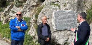 Agerola, Erri De Luca svela la targa sul Sentiero degli Dei Erri De Luca svela la targa sul Sentiero degli Dei. «Uno strascico regale di bellezza, mentre lo percorro sono di nuovo un pagano politeista»