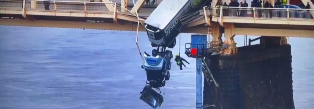 USA Un grande camion rischia di cadere giù da un ponte il salvataggio acrobatico dopo l'incidente USA Un grande camion rischia di cadere giù da un ponte il salvataggio acrobatico dopo l'incidente