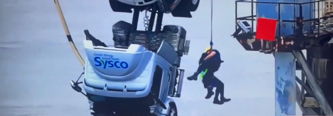 USA Un grande camion rischia di cadere giù da un ponte il salvataggio acrobatico dopo l'incidente