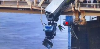 USA Un grande camion rischia di cadere giù da un ponte il salvataggio acrobatico dopo l'incidente