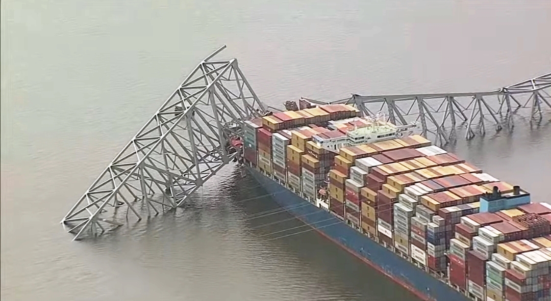 USA, crollo del Francis Scott Key Bridge, nave portacontainer si schianta contro il ponte di Baltimora