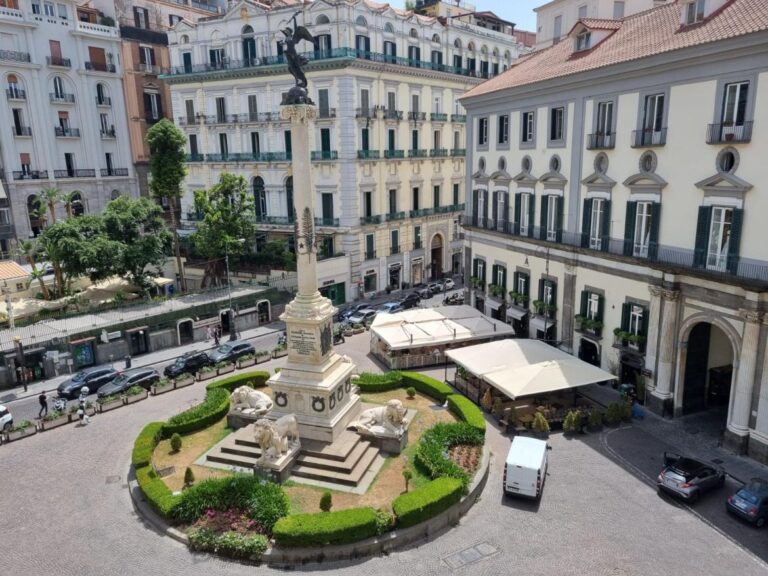 “La Botte”, il salotto di piazza dei Martiri a Napoli
