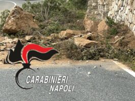 Paura sulla statale tra Meta ed Amalfi, caduta di massi: colpito bus